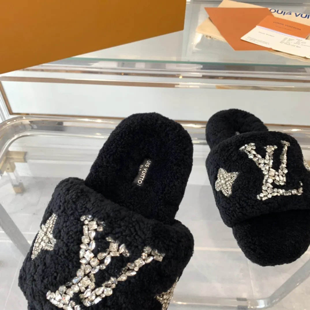 👟👟Ex-factory price 440👟👟 LV's new furry slippers, top version, made of fur and lambswool, hand-stitched with pure crystals, fashionable, low-key luxury, a must-have item for fairies, original molded non-slip rubber outsole Size: 35-40